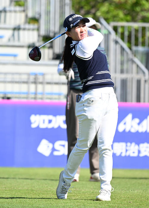三井松島レディスプロアマ　1番、ティーショットを放つ永井（撮影・林敢治）