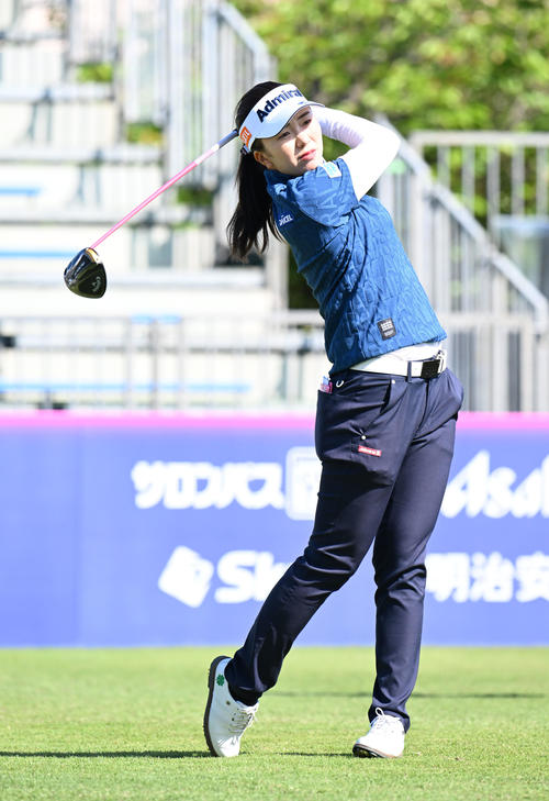 三井松島レディスプロアマ　1番、ティーショットを放つ堀（撮影・林敢治）