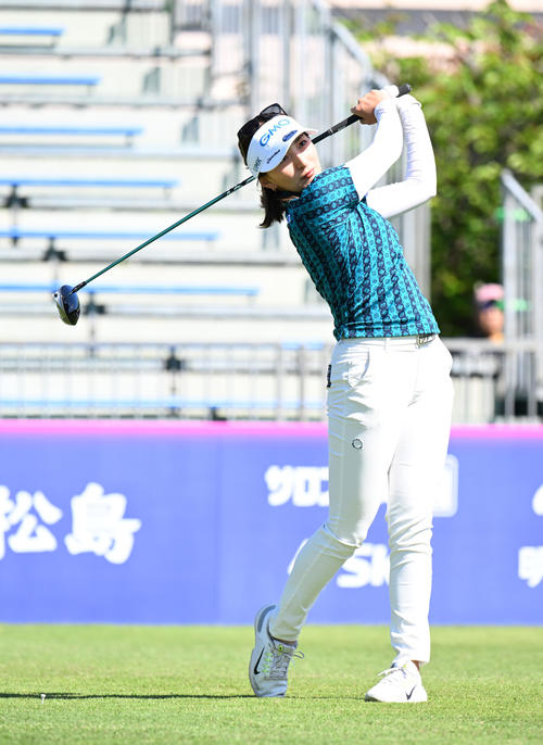 三井松島レディスプロアマ　1番、ティーショットを放つ脇元（撮影・林敢治）