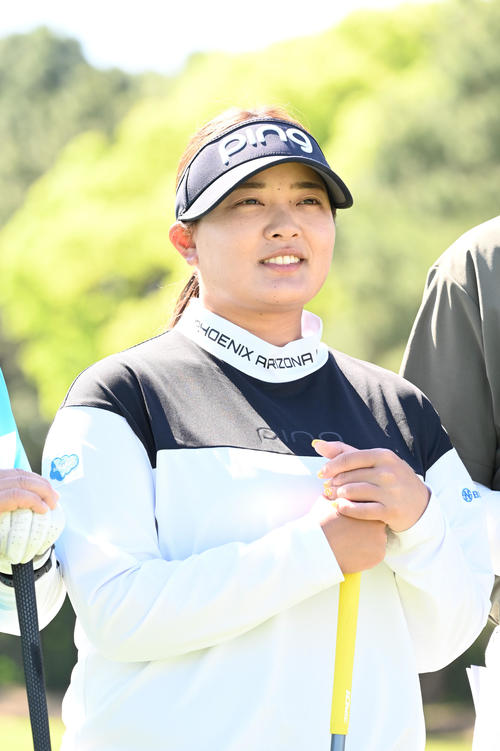 三井松島レディスプロアマ　1番、写真撮影で笑顔を見せる鈴木（撮影・林敢治）
