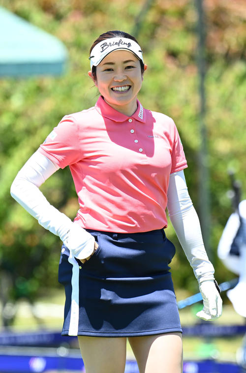 三井松島レディスプロアマ　1番、ティーショットを放ち笑顔を見せる仲宗根（撮影・林敢治）