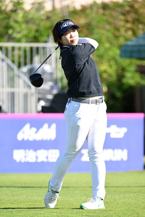 三井松島レディスプロアマ　1番、ティーショットを放つ葭葉（撮影・林敢治）