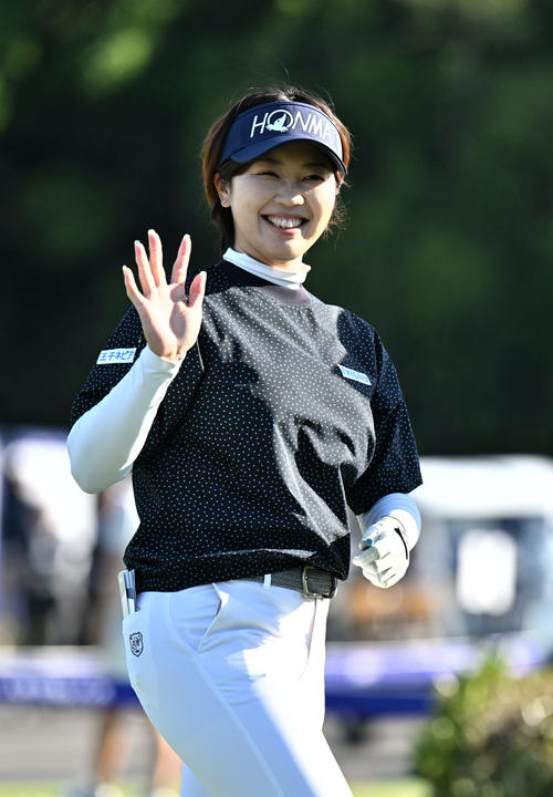 三井松島レディスプロアマ　1番、ティーショットを放ち笑顔で手を振る葭葉（撮影・林敢治）