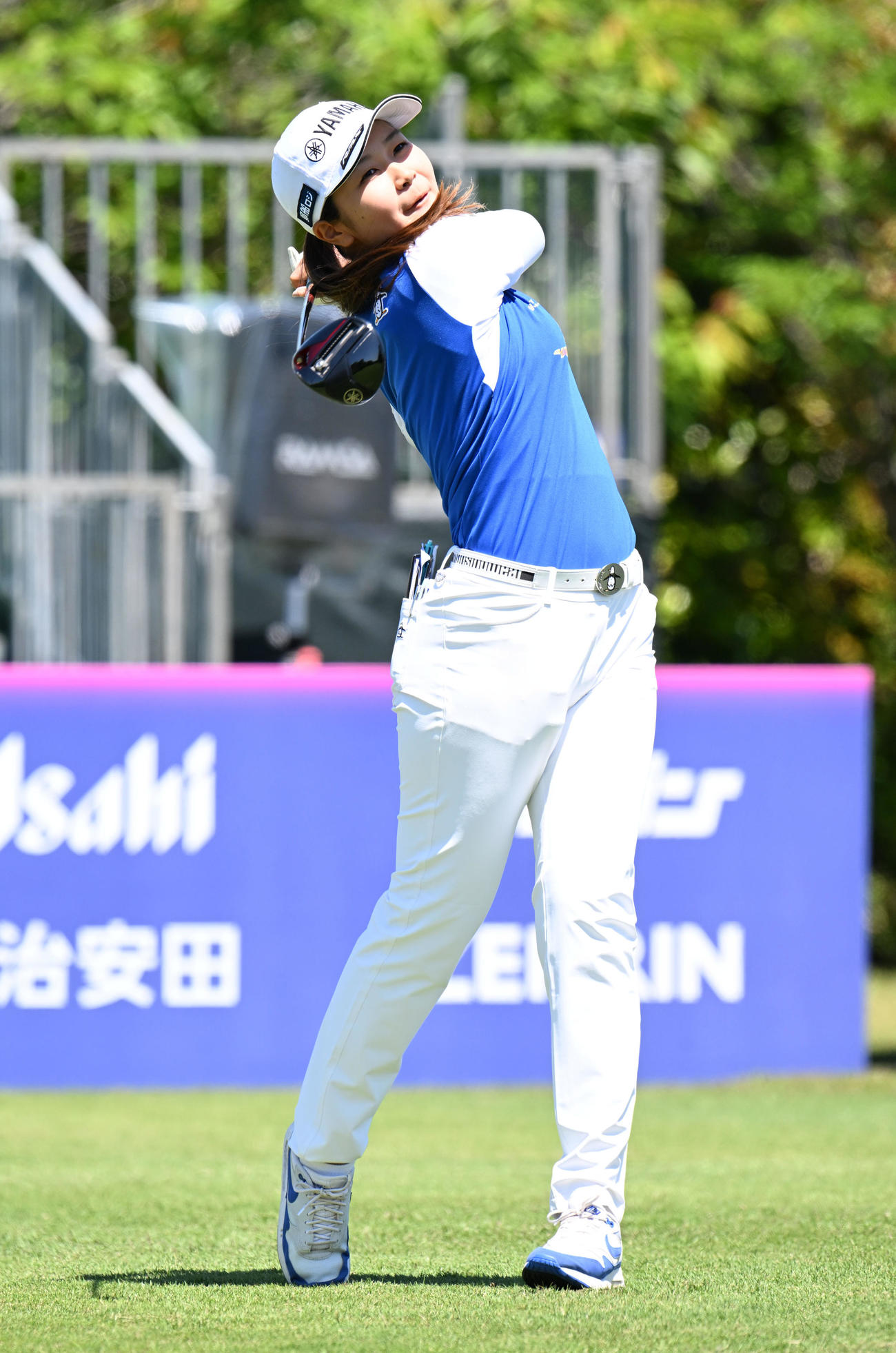 三井松島レディスプロアマ　1番、ティーショットを放つ神谷（撮影・林敢治）
