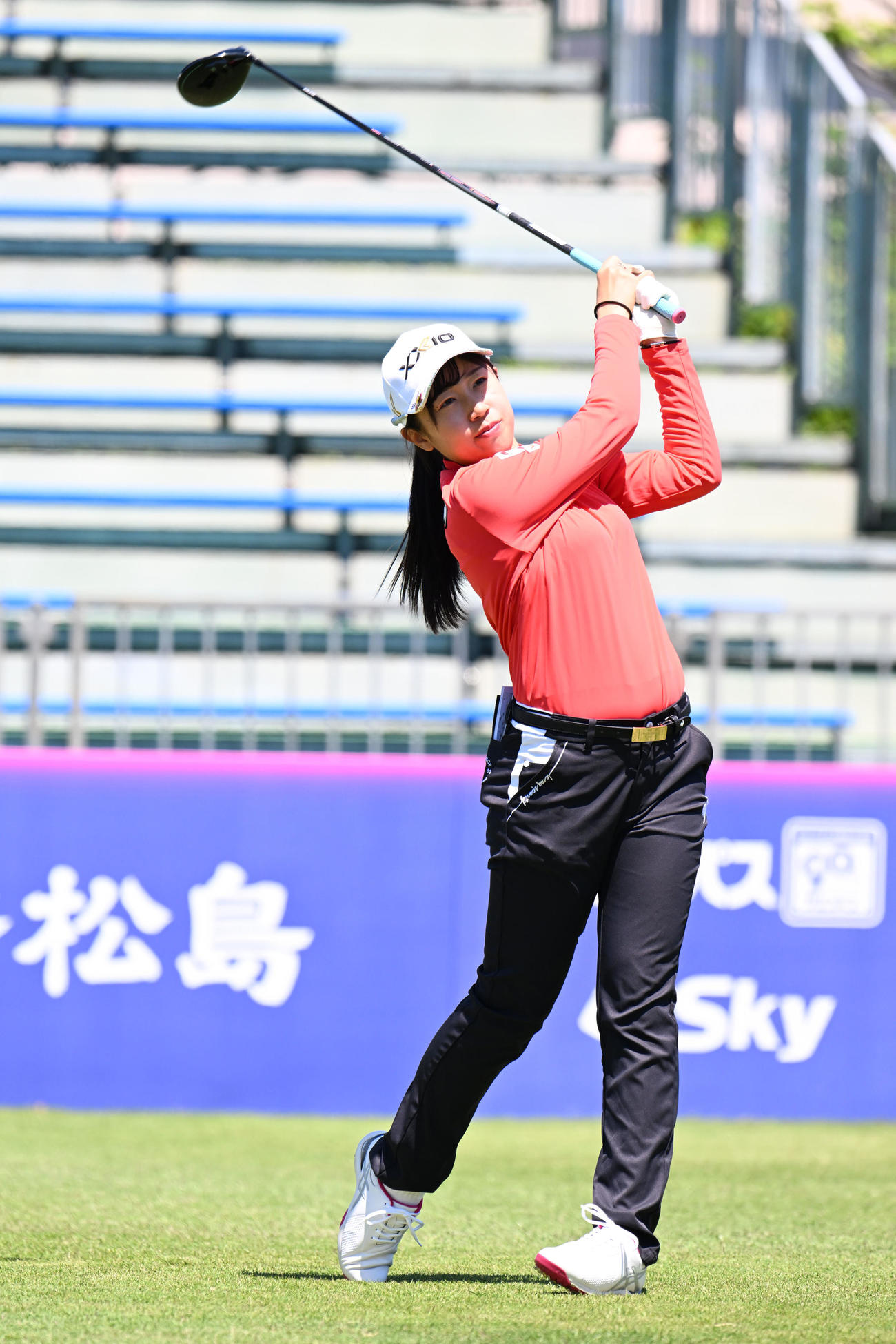 三井松島レディスプロアマ　1番、ティーショットを放つ菅沼（撮影・林敢治）