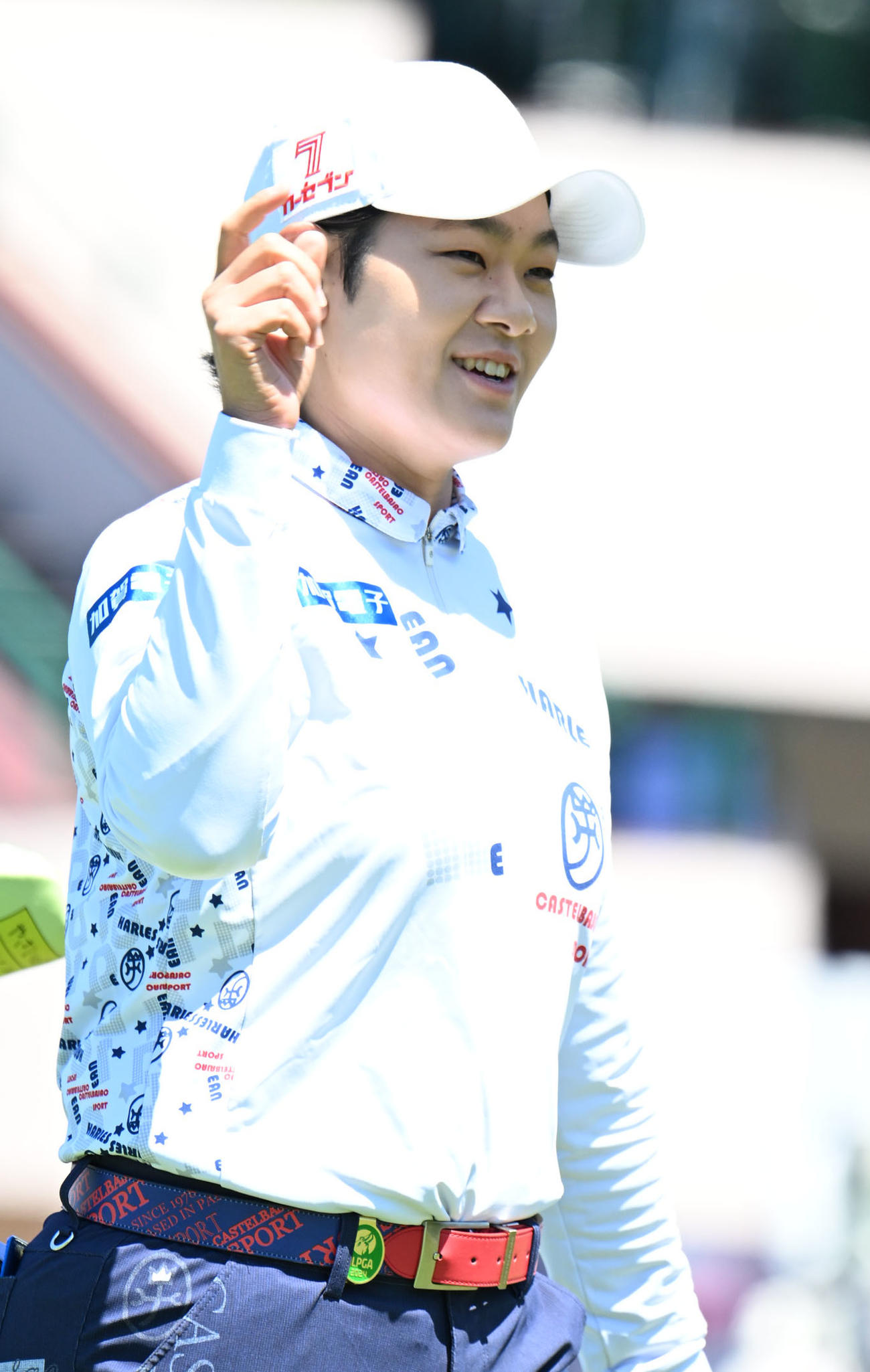 三井松島レディスプロアマ　1番、ティーショットを放ち川岸（撮影・林敢治）