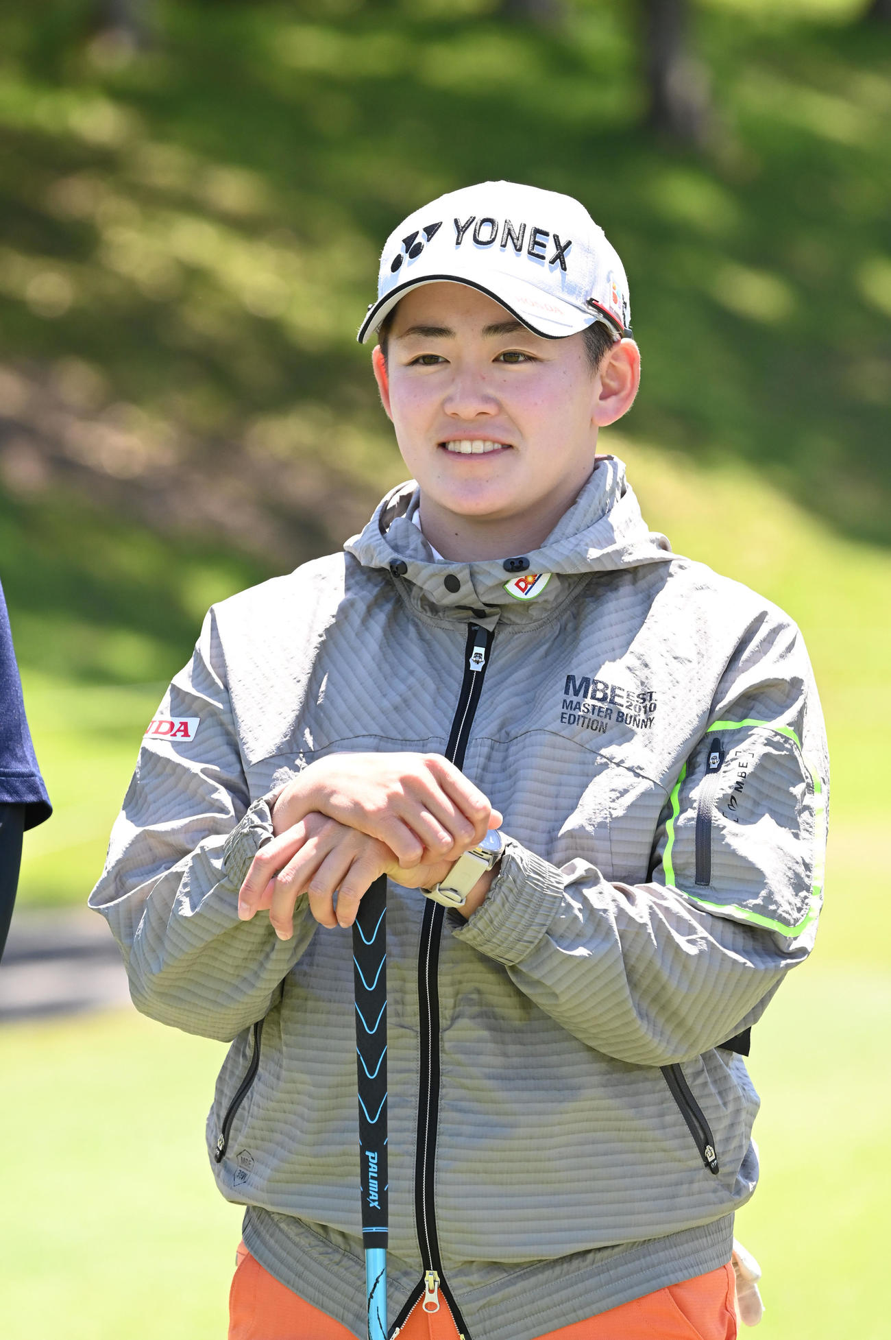 三井松島レディスプロアマ　1番、笑顔で写真撮影に応じる岩井明愛（撮影・林敢治）