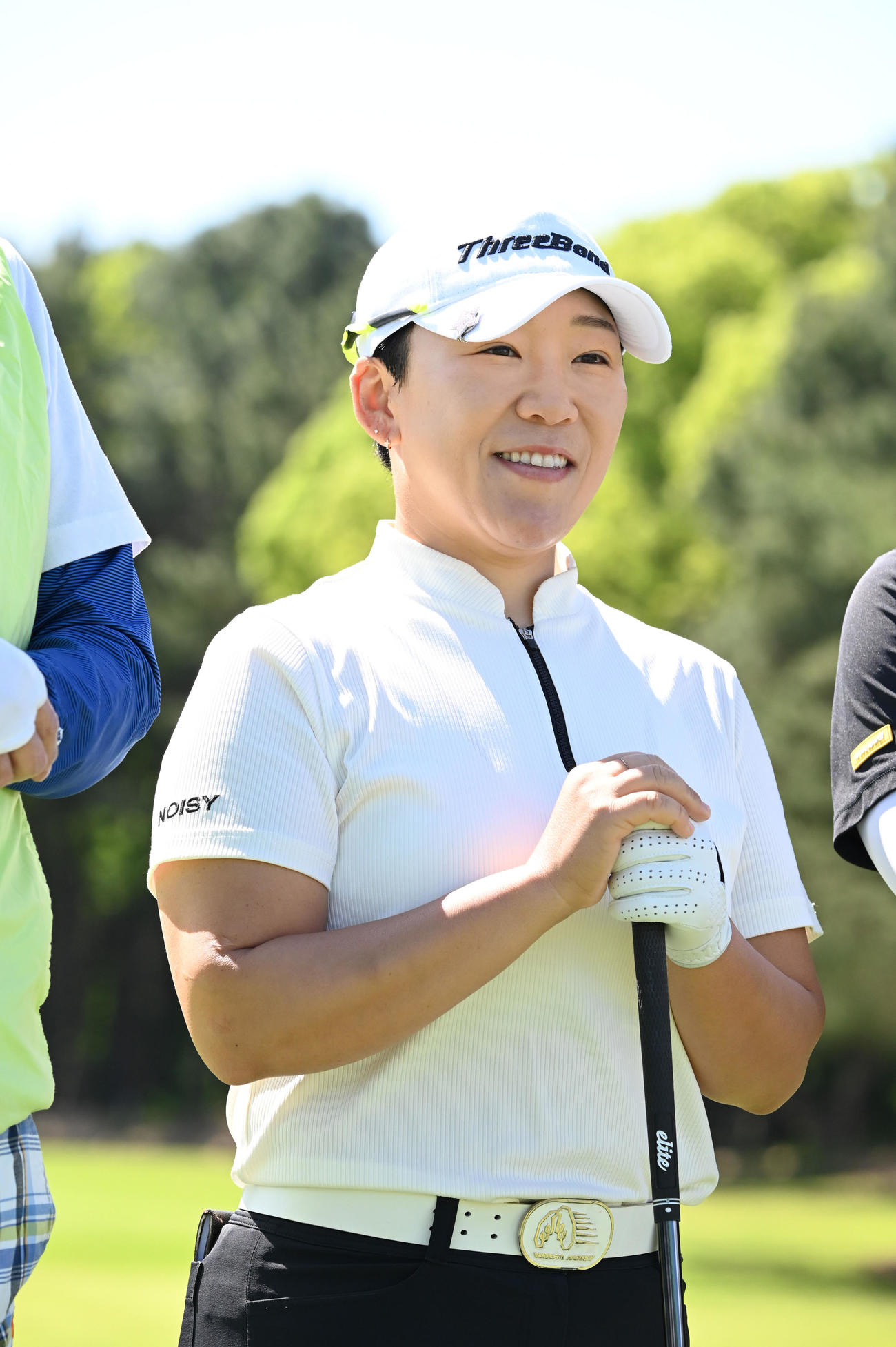 三井松島レディスプロアマ　1番、写真撮影で笑顔を見せる申（撮影・林敢治）