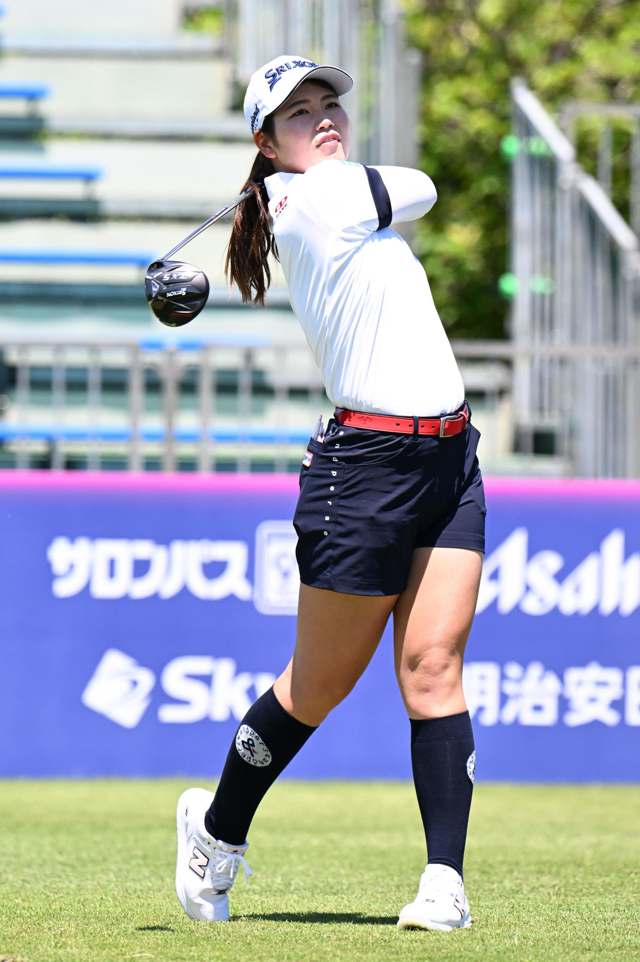 三井松島レディスプロアマ　1番、ティーショットを放つ桜井（撮影・林敢治）