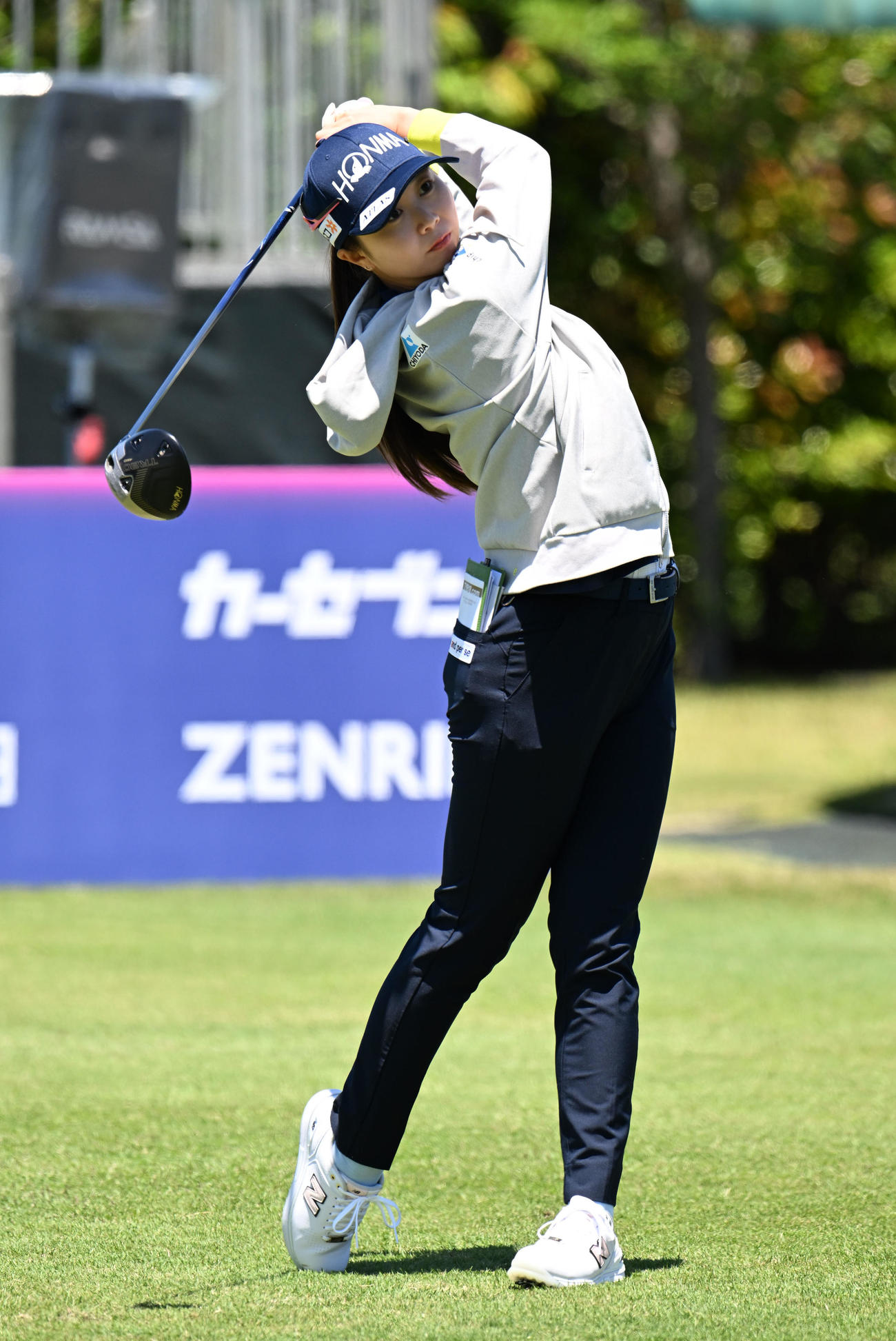三井松島レディスプロアマ　1番、ティーショットを放つ金沢（撮影・林敢治）