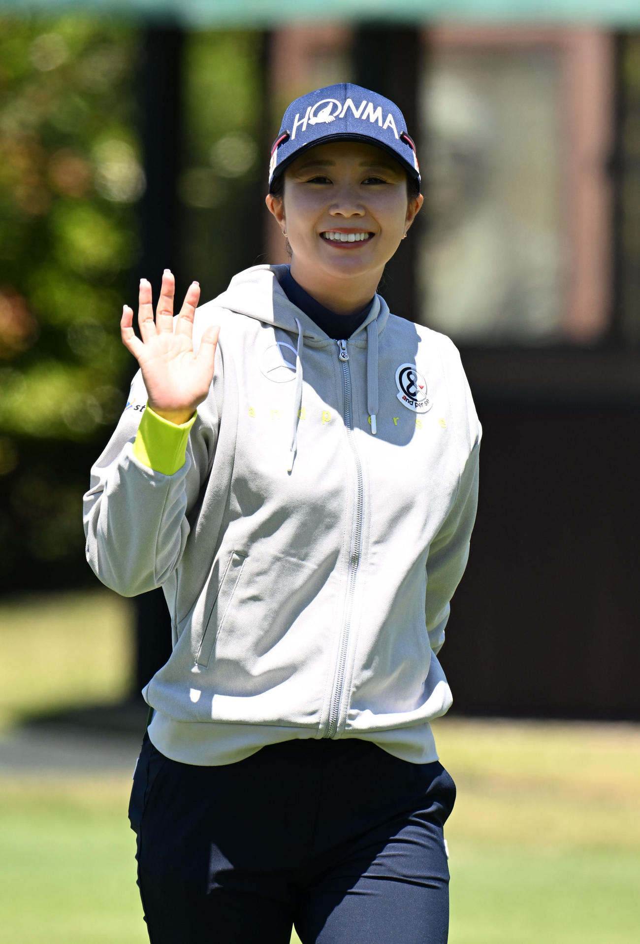 三井松島レディスプロアマ　1番、ティーショットを放った金沢はカメラにお手振り（撮影・林敢治）