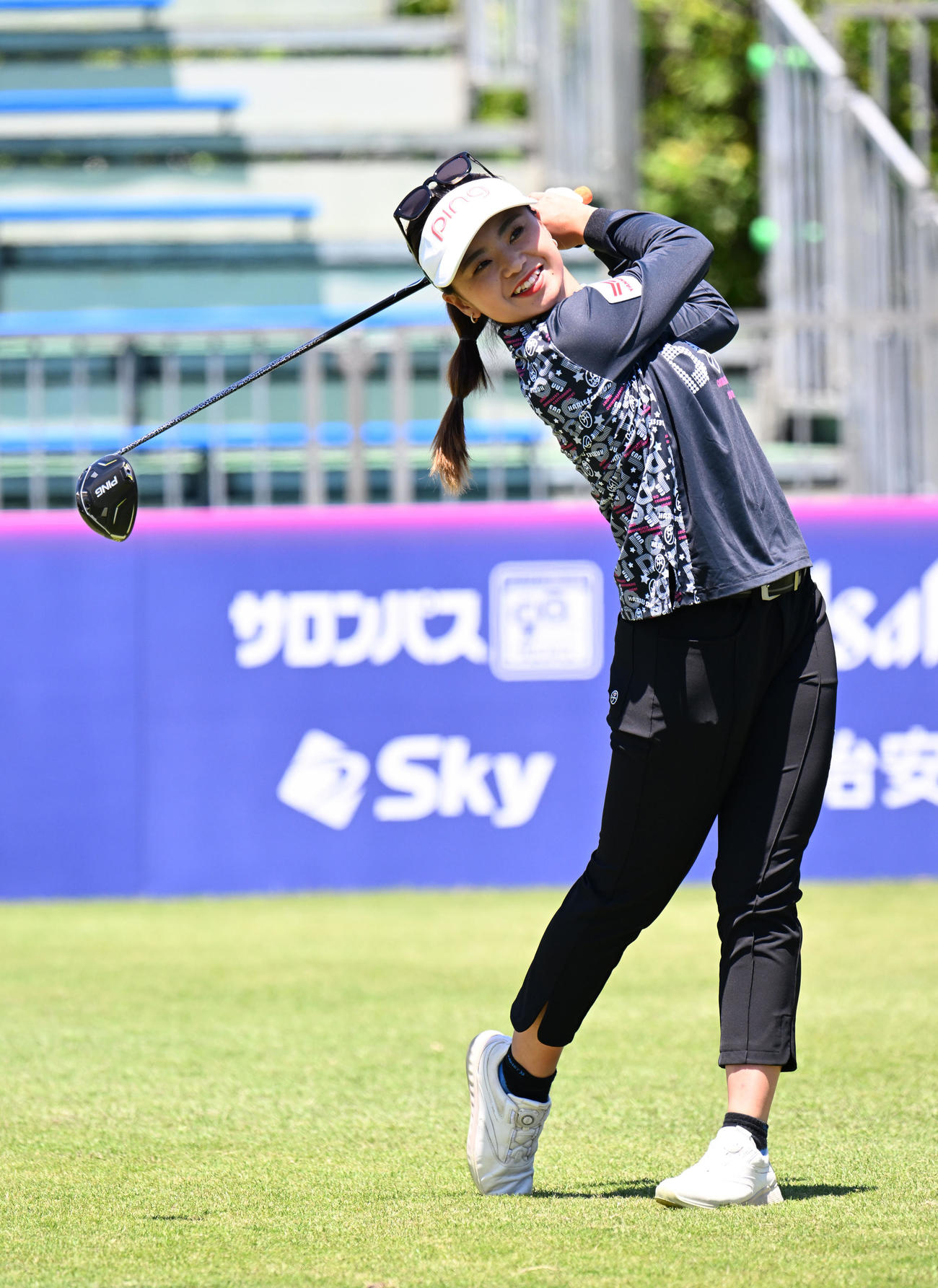 三井松島レディスプロアマ　1番、ティーショットを放つ藤田（撮影・林敢治）