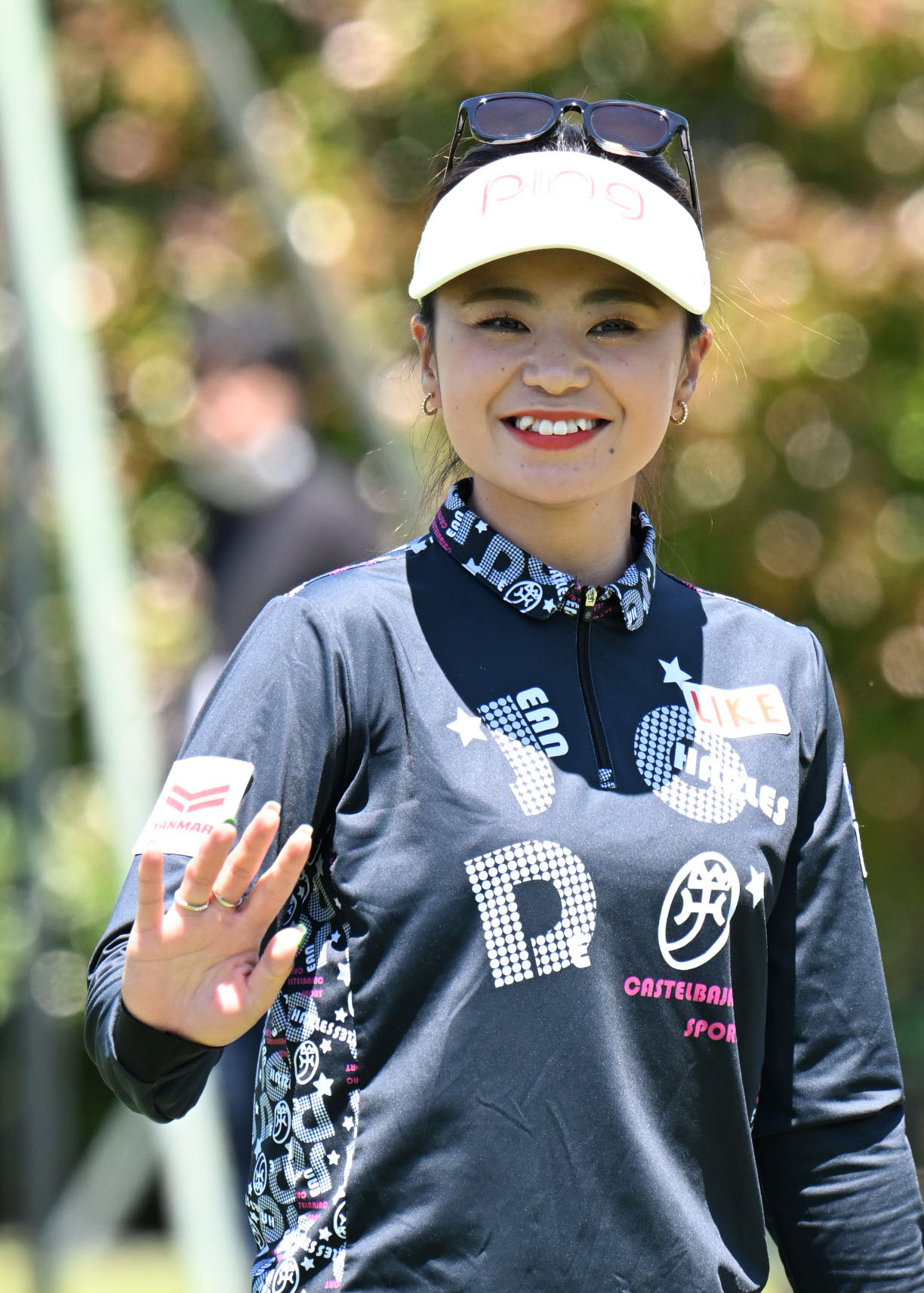 三井松島レディスプロアマ　1番、ティーショットを放った藤田は笑顔でお手振り（撮影・林敢治）