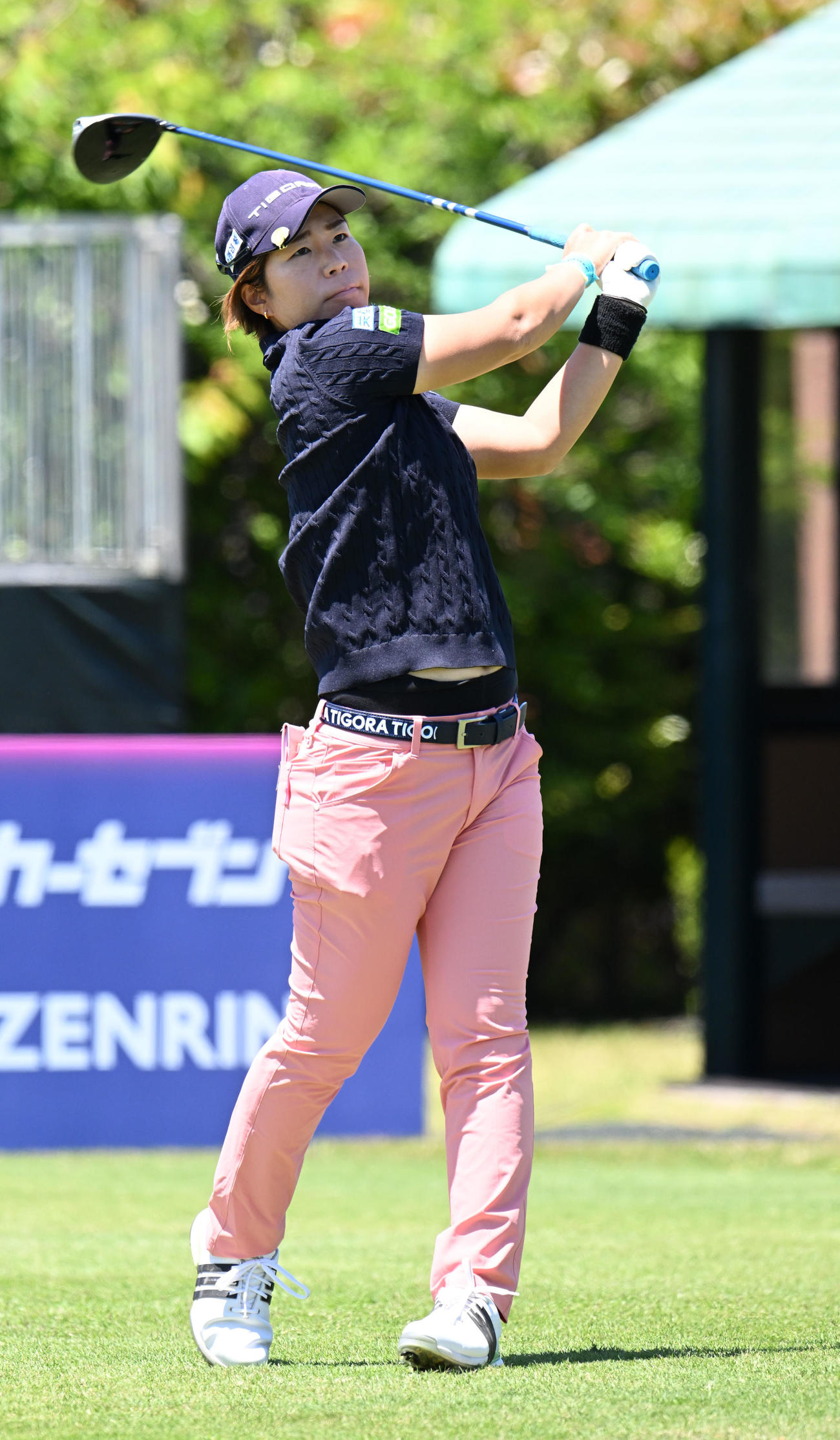 三井松島レディスプロアマ　1番、ティーショットを放つ穴井（撮影・林敢治）
