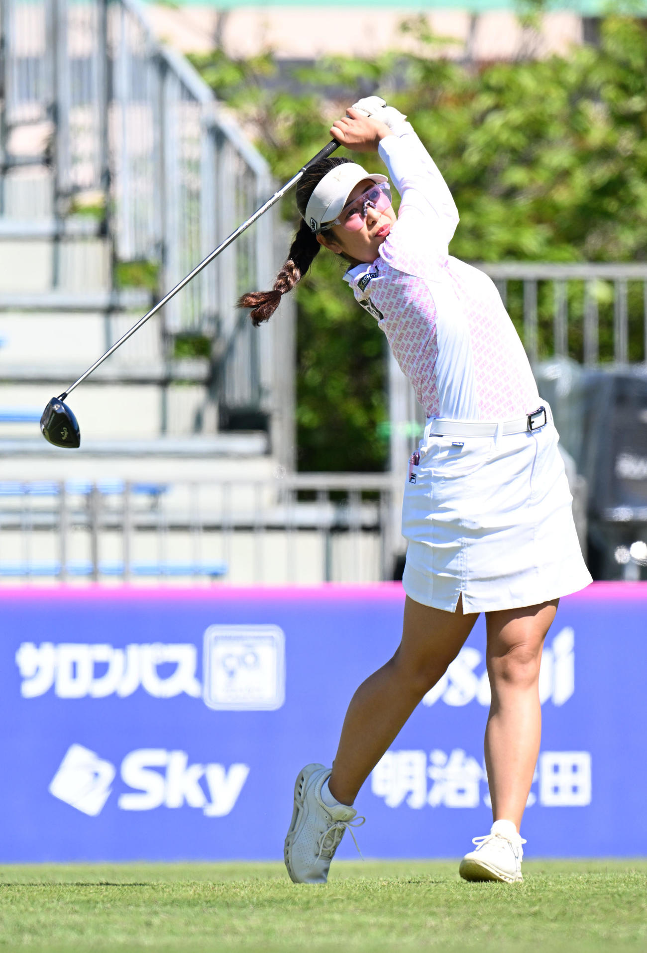 三井松島レディスプロアマ　1番、ティーショットを放つ天本（撮影・林敢治）