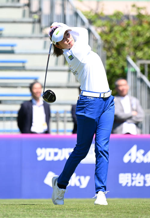 三井松島レディスプロアマ　1番、ティーショットを放つ原（撮影・林敢治）