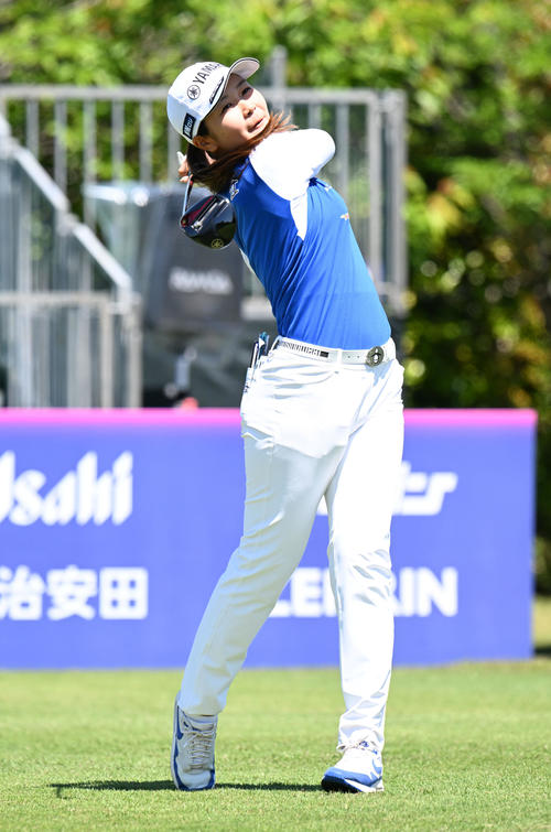 三井松島レディスプロアマ　1番、ティーショットを放つ神谷（撮影・林敢治）