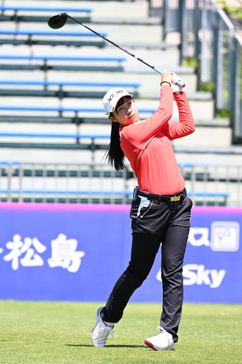 三井松島レディスプロアマ　1番、ティーショットを放つ菅沼（撮影・林敢治）