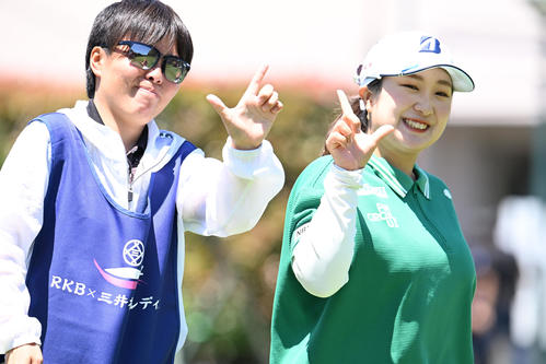 三井松島レディスプロアマ　1番、ティーショットを放ちビバポーズの阿部（右側）（撮影・林敢治）