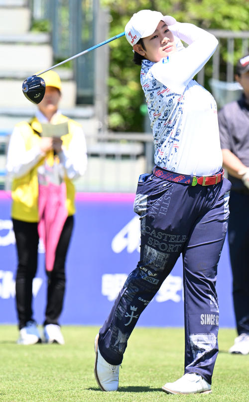 三井松島レディスプロアマ　1番、ティーショットを放つ川岸（撮影・林敢治）