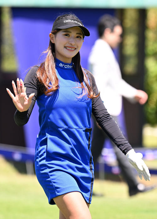 三井松島レディスプロアマ　1番、ティーショットを放ちカメラに手を振る臼井（撮影・林敢治）