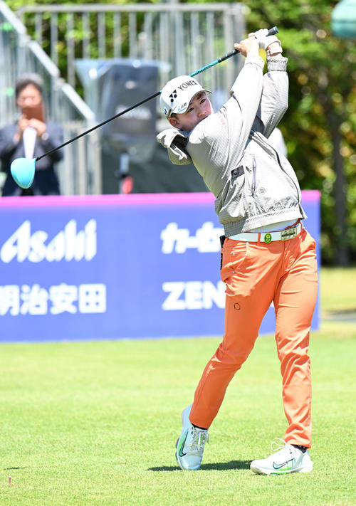 三井松島レディスプロアマ　1番、ティーショットを放つ岩井明愛（撮影・林敢治）