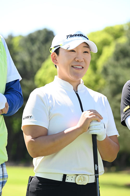 三井松島レディスプロアマ　1番、写真撮影で笑顔を見せる申（撮影・林敢治）