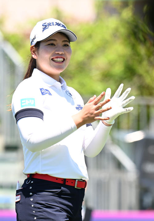 三井松島レディスプロアマ　1番、笑顔を見せる桜井（撮影・林敢治）