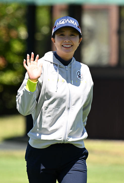 三井松島レディスプロアマ　1番、ティーショットを放った金沢はカメラにお手振り（撮影・林敢治）