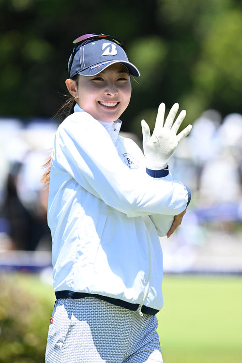 三井松島レディスプロアマ　1番、ティーショットを放った鶴岡は笑顔でお手振り（撮影・林敢治）