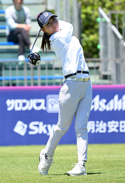 三井松島レディスプロアマ　1番、ティーショットを放つ鶴岡（撮影・林敢治）