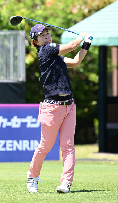 三井松島レディスプロアマ　1番、ティーショットを放つ穴井（撮影・林敢治）