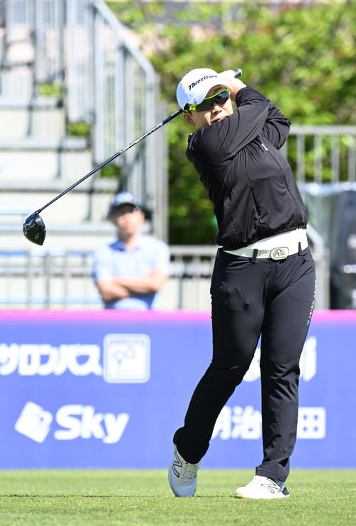 三井松島レディスプロアマ　1番、ティーショットを放つ申（撮影・林敢治）