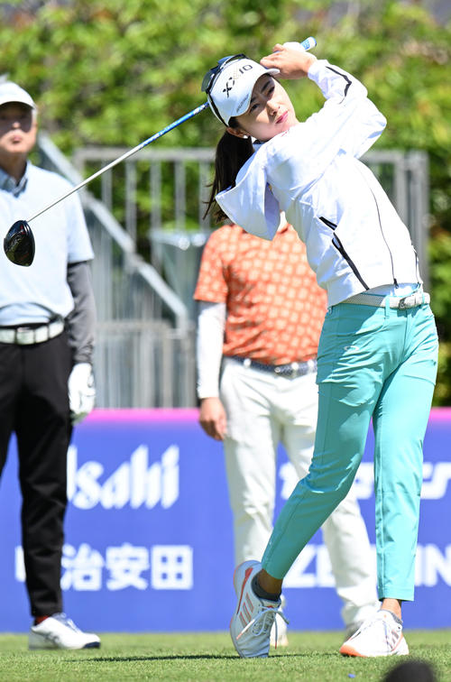 三井松島レディスプロアマ　1番、ティーショットを放つ安田（撮影・林敢治）