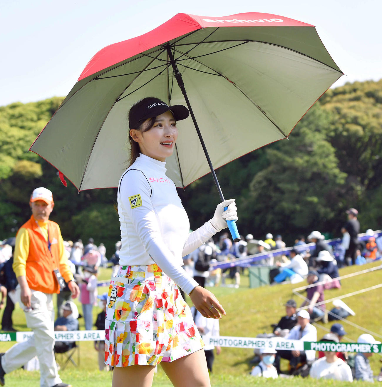 RKB×三井松島レディース1日目　1番、日傘をさして第2打へ向かう臼井麗香（撮影・岩下翔太）