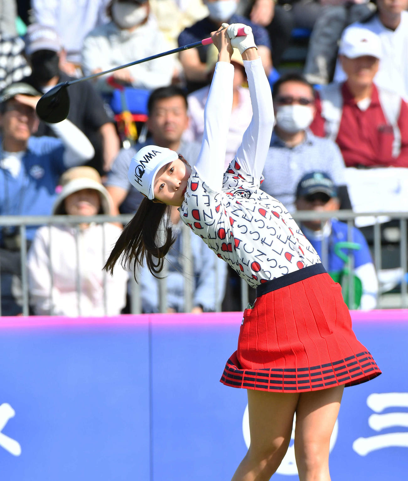 RKB×三井松島レディース1日目　1番、ティーショットを放つ金沢志奈（撮影・岩下翔太）