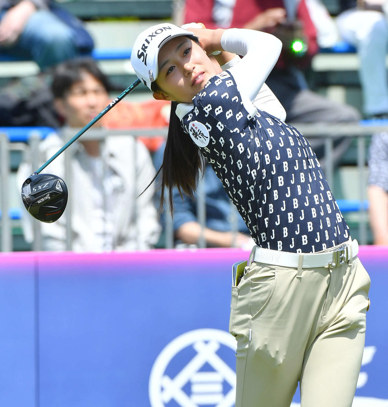 RKB×三井松島レディース1日目　1番、ティーショットを放つ中村心（撮影・岩下翔太）