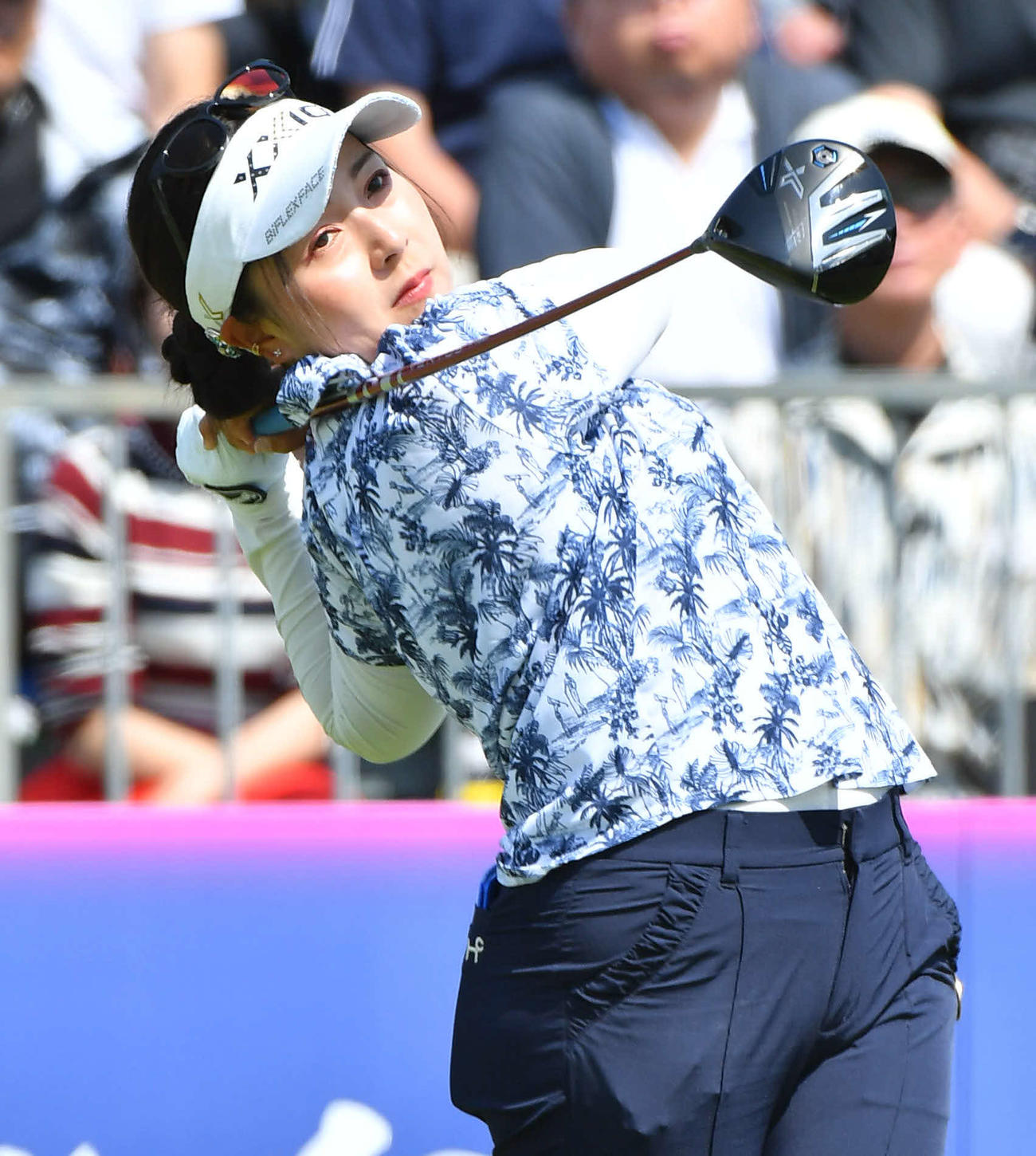 RKB×三井松島レディース1日目　1番、ティーショットを放つ青木瀬令奈（撮影・岩下翔太）