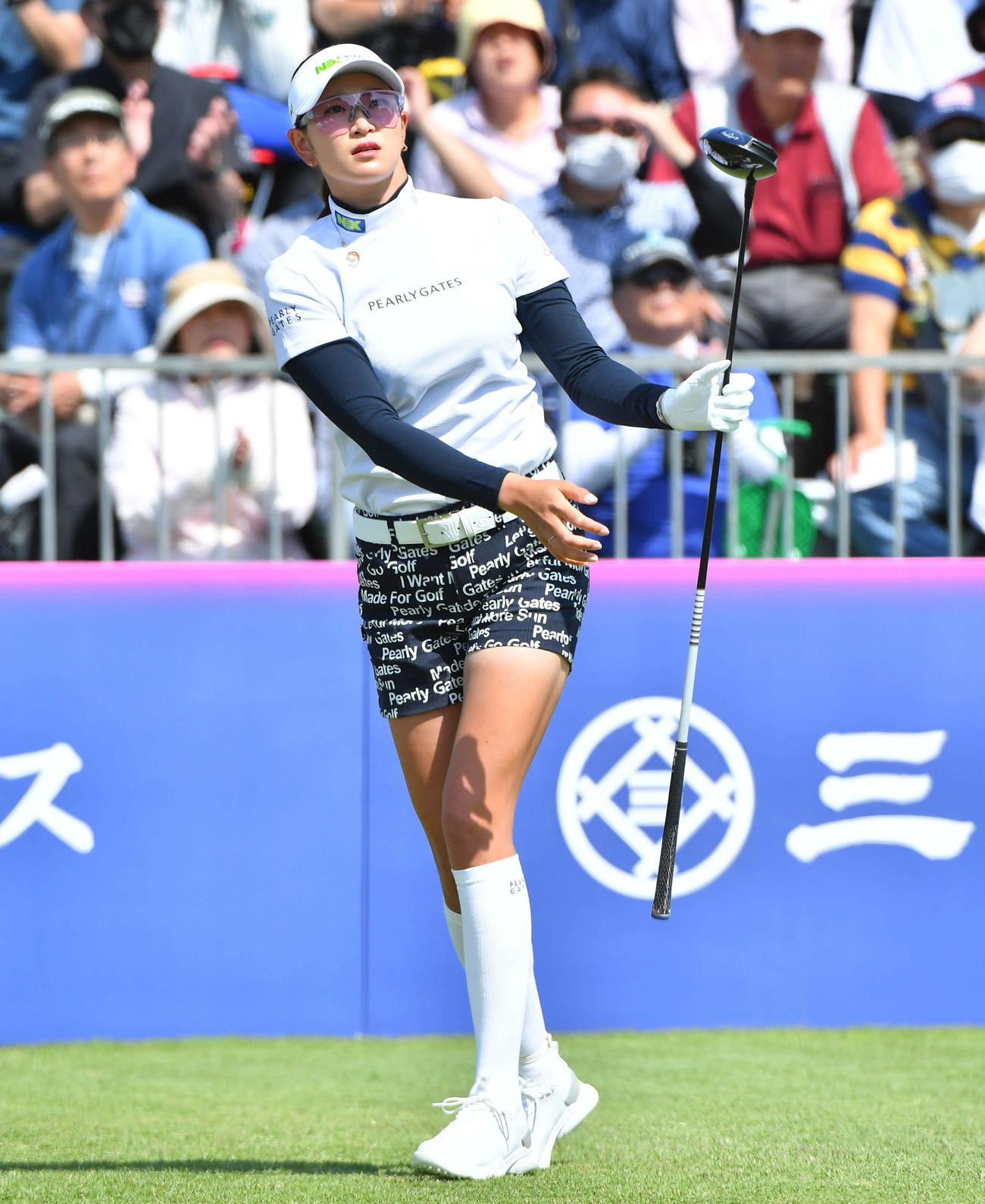 RKB×三井松島レディース1日目　1番、ティーショットを放ち、打球を見つめる原英莉花（撮影・岩下翔太）