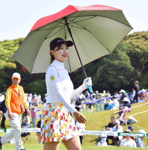 RKB×三井松島レディース1日目　1番、日傘をさして第2打へ向かう臼井麗香（撮影・岩下翔太）