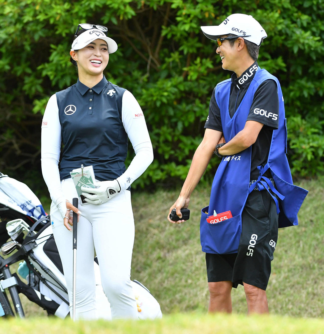 7番ティーグラウンドでキャディーと談笑する柏原明日架（撮影・岩下翔太）