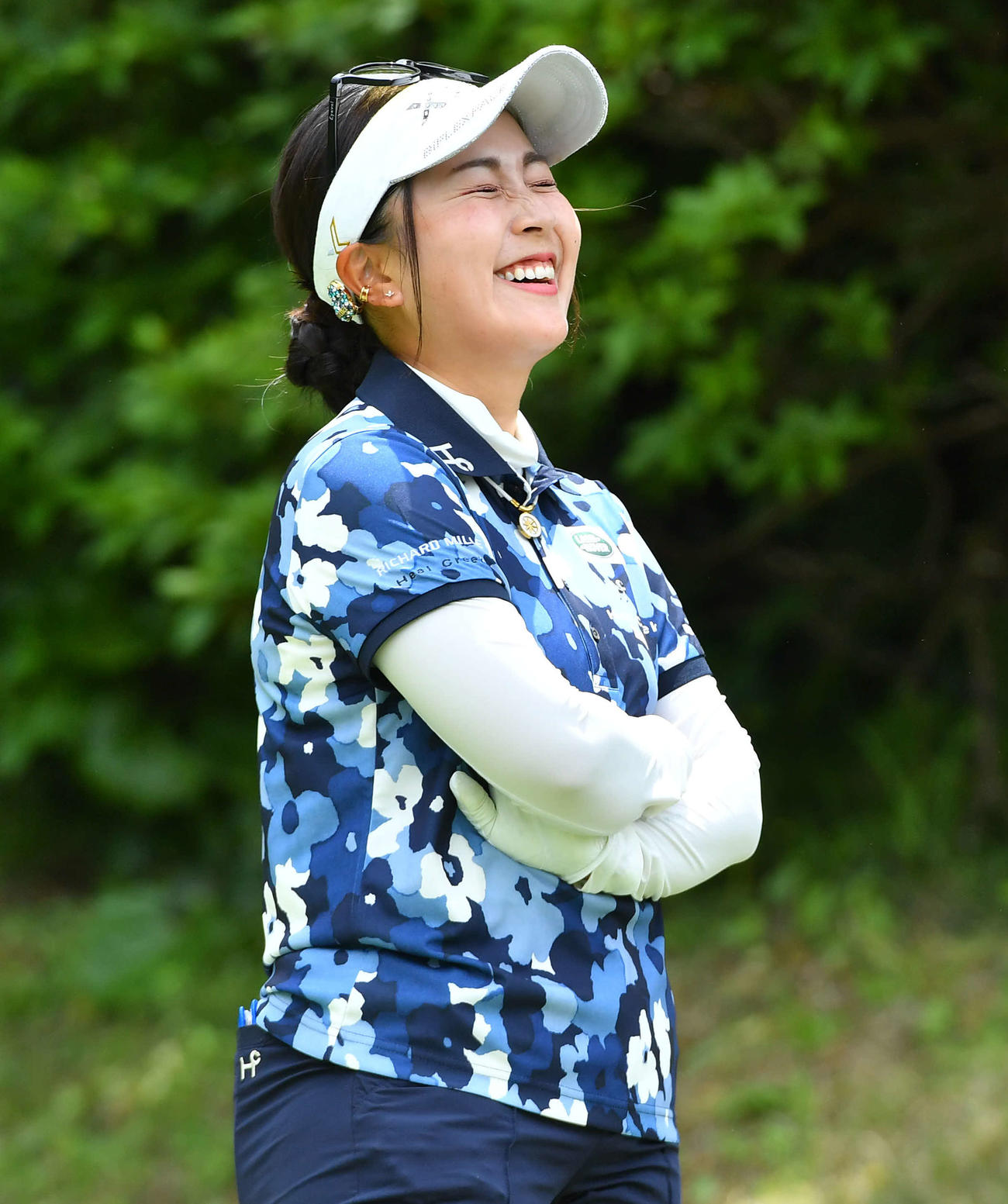 7番ティーグラウンドで談笑する青木瀬令奈（撮影・岩下翔太）