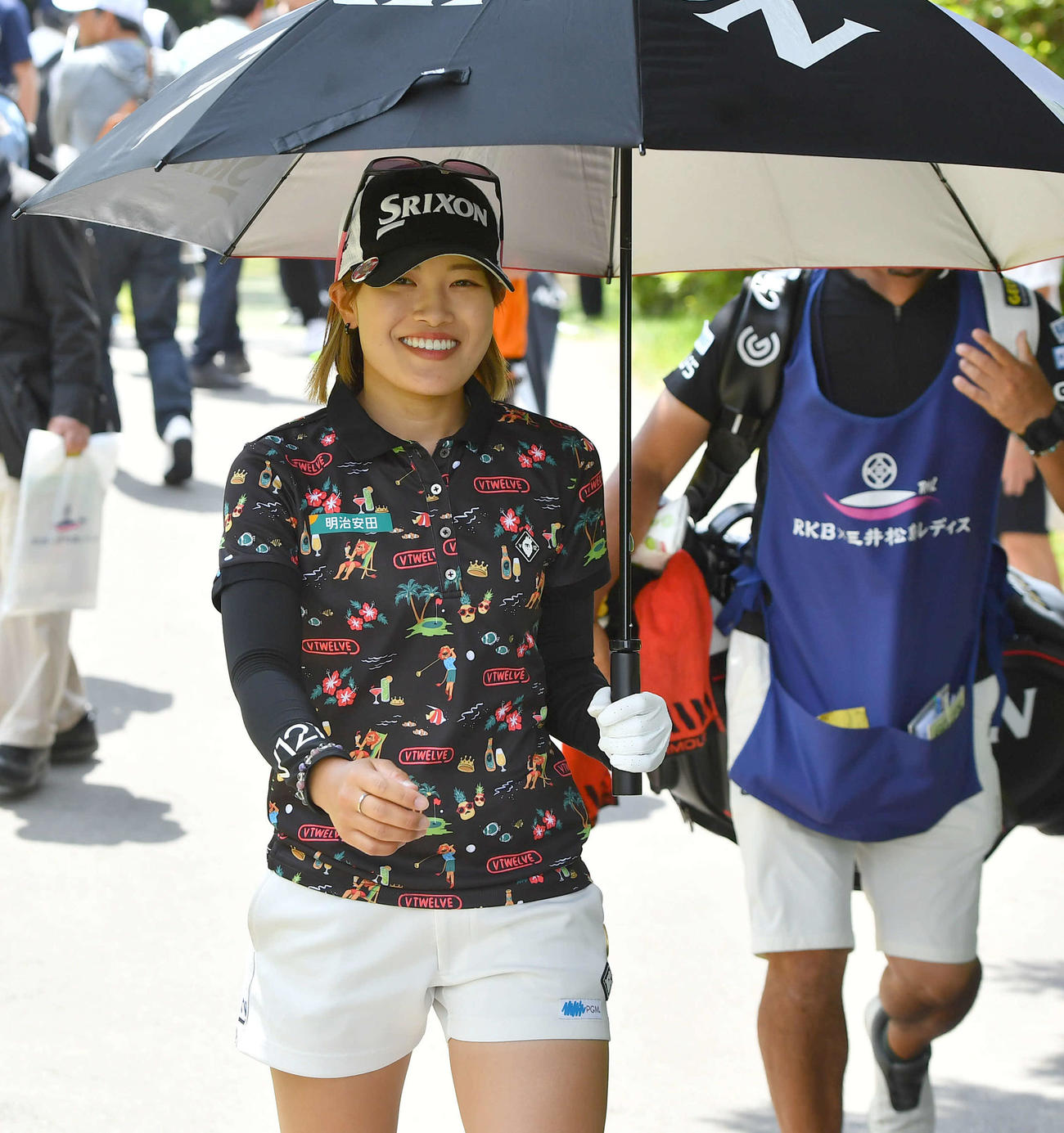 7番、笑顔を見せながら第2打へ向かう小倉彩愛（撮影・岩下翔太）