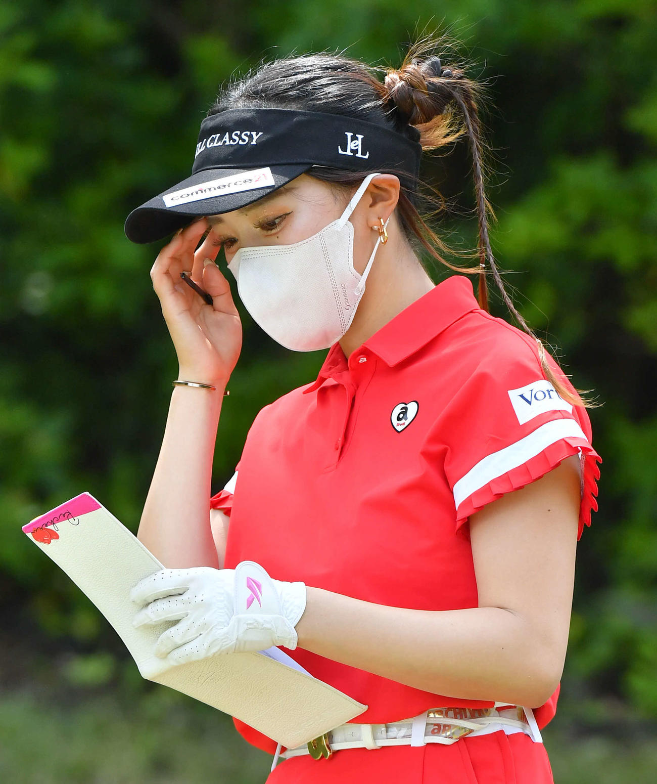 RKB×三井松島レディース2日目　7番ティーイングエリアで、ヤーデージブックを記入する臼井麗香（撮影・岩下翔太）