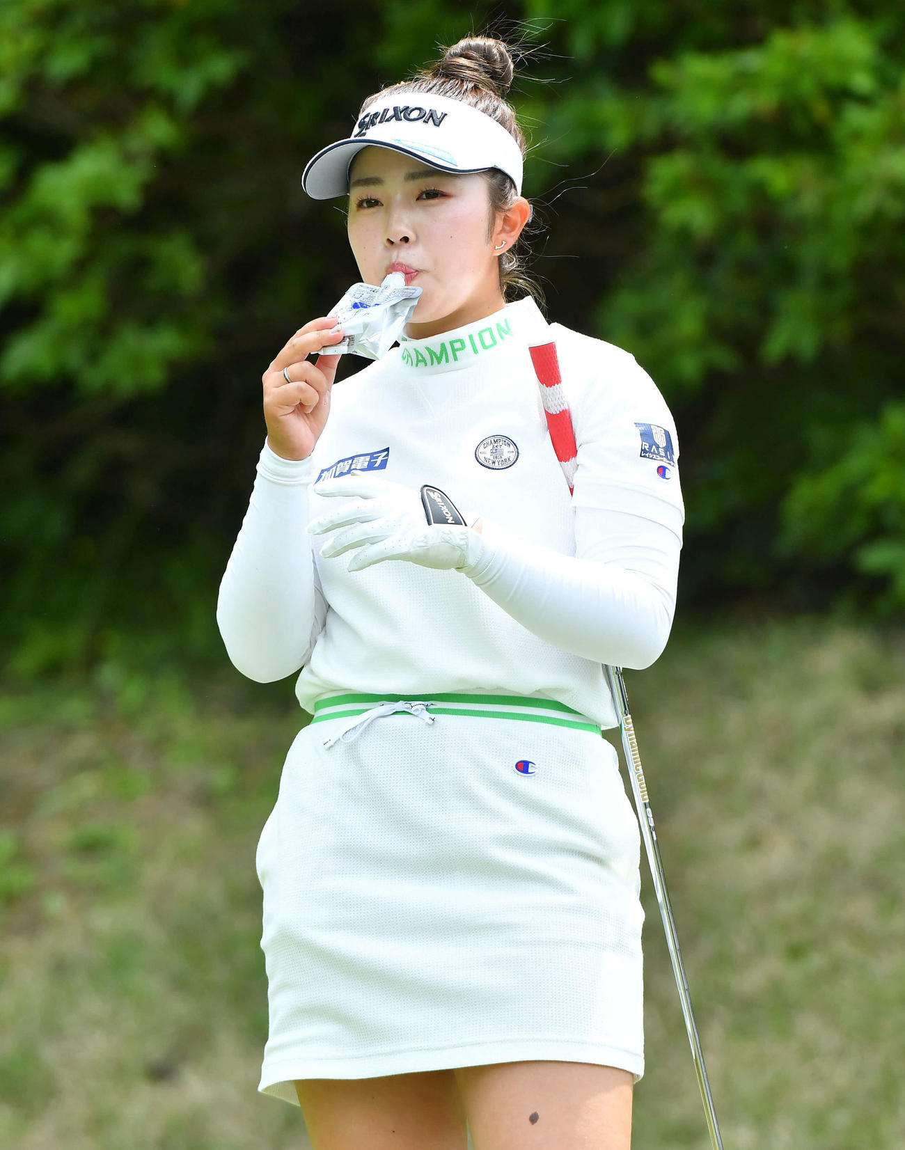 7番ティーグラウンドで栄養補給をする山下美夢有（撮影・岩下翔太）