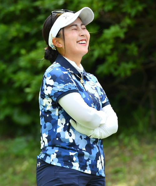 7番ティーグラウンドで談笑する青木瀬令奈（撮影・岩下翔太）