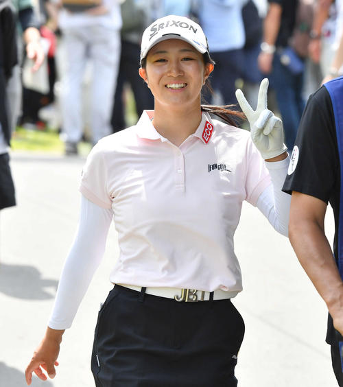 7番、カメラに向かってピースサインを見せながら第2打へ向かう中村心（撮影・岩下翔太）