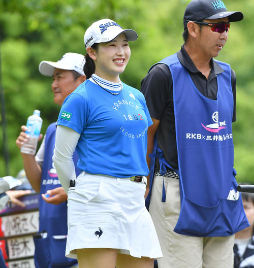 7番ティーグラウンドで笑顔を見せる小祝さくら（撮影・岩下翔太）