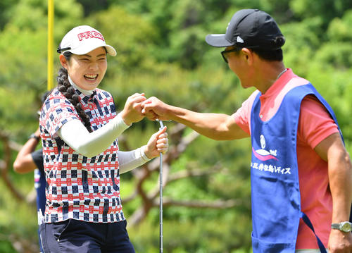 RKB×三井松島レディース2日目　6番、バーディーパットを決め、キャディーと笑顔でグータッチを交わす辻梨恵（撮影・岩下翔太）