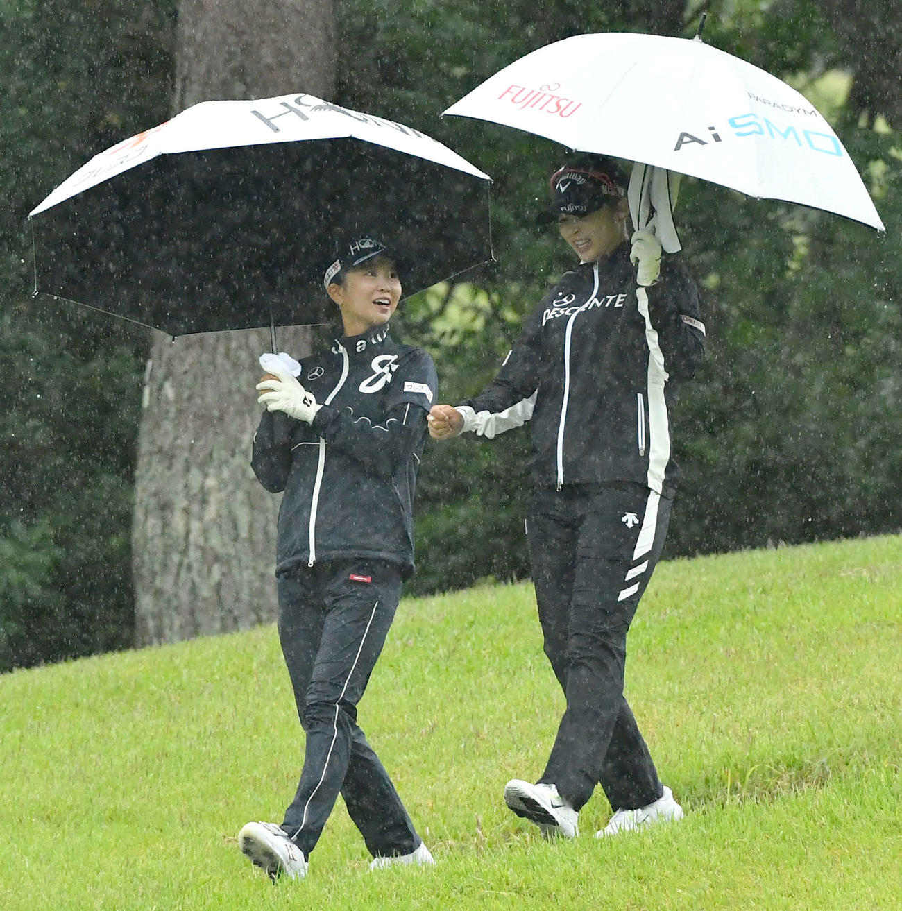 RKB×三井松島レディース最終日　3番、談笑しながら第2打へ向かう金沢志奈（左）と柏原明日架（撮影・岩下翔太）